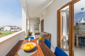 Modernes Apartment mit Meerblick, stylischem Interieur, privatem Balkon, Grill, Klima, WiFi